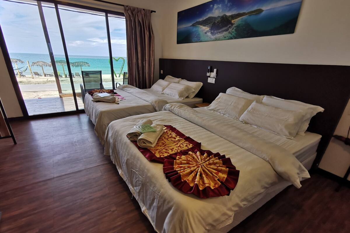 Villa (Seafront) | Minibar, caja fuerte, ropa de cama