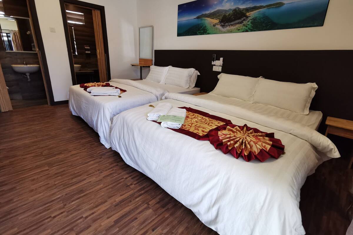 Habitación familiar (Chalet) | Minibar, caja fuerte, ropa de cama