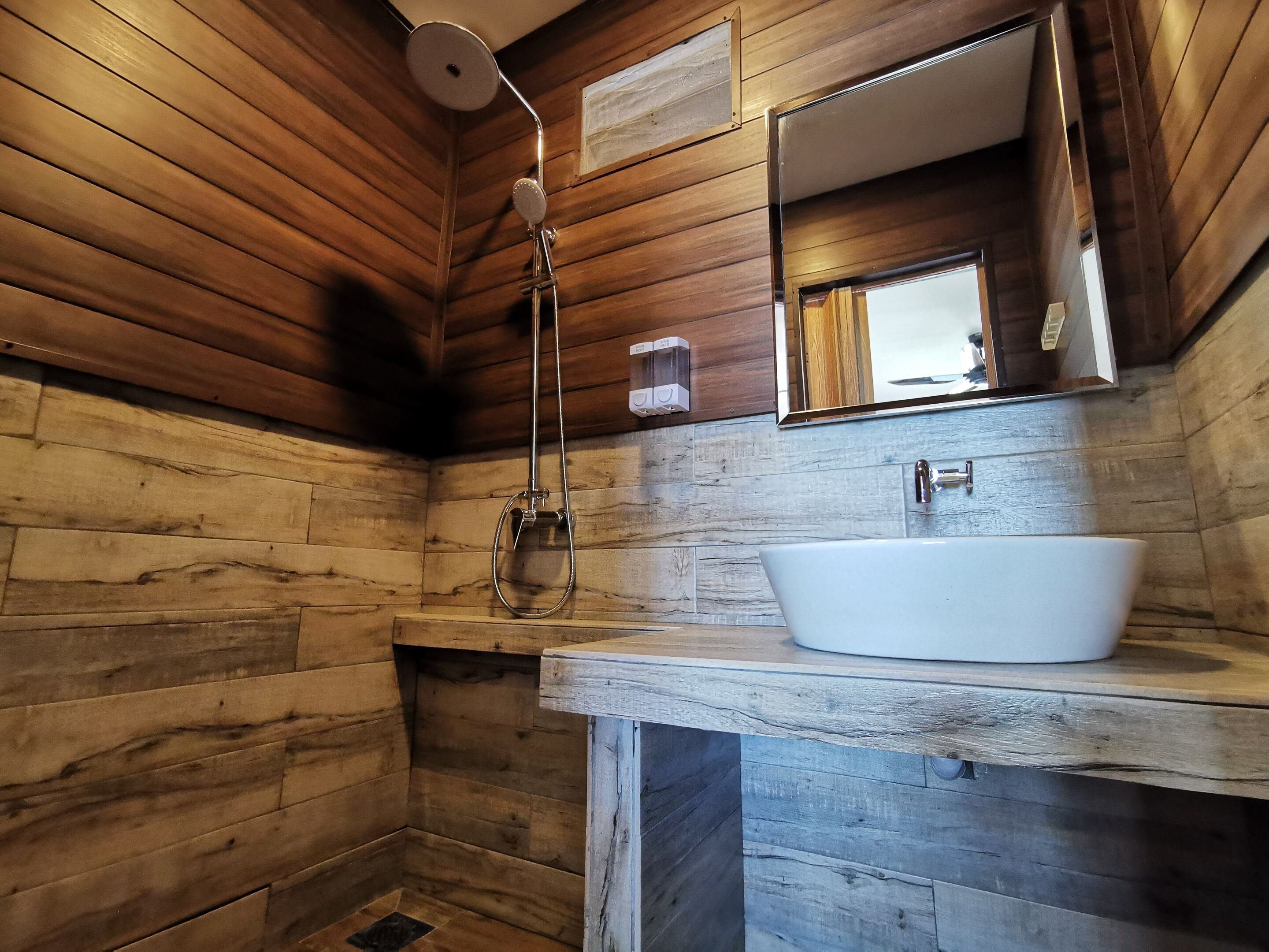 shower, rainfall showerhead, free toiletries, hair dryer