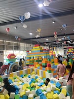 Uma área de recreação com blocos de espuma e uma estrutura de escalada.