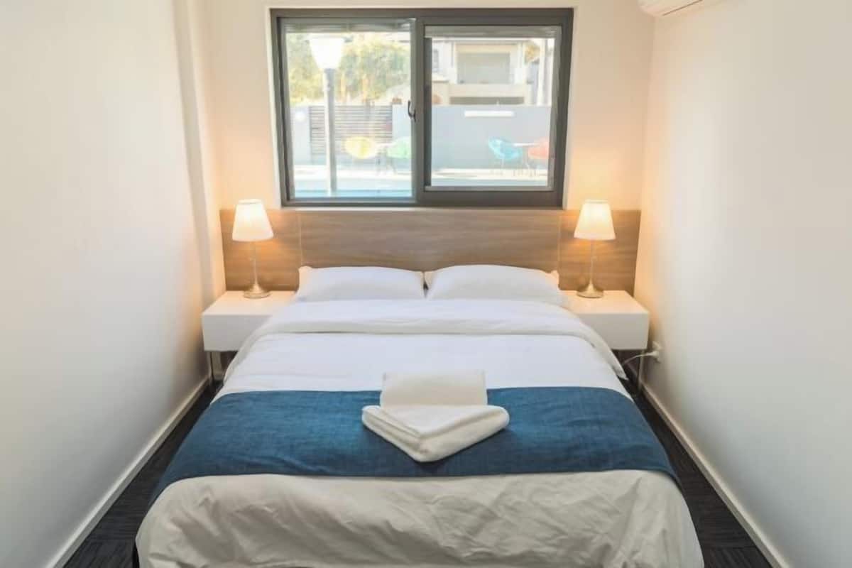 1 Schlafzimmer, hochwertige Bettwaren, Schreibtisch