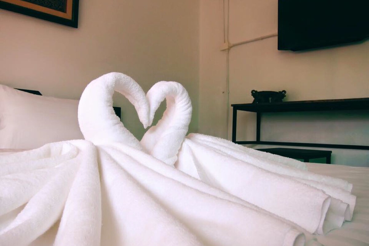 Habitación sénior doble, 1 cama de matrimonio | Ropa de cama de alta calidad y colchones con acolchado adicional
