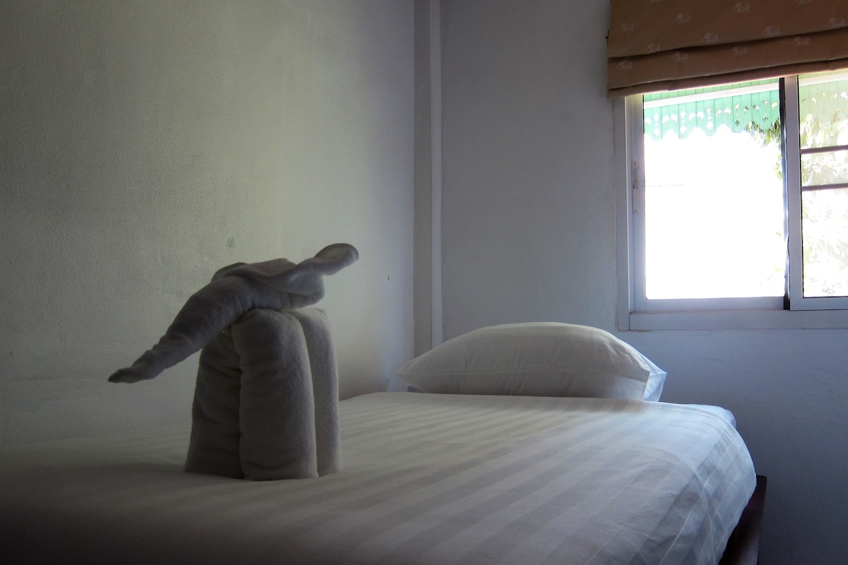 Habitación triple familiar, varias camas | Ropa de cama de alta calidad y colchones con acolchado adicional