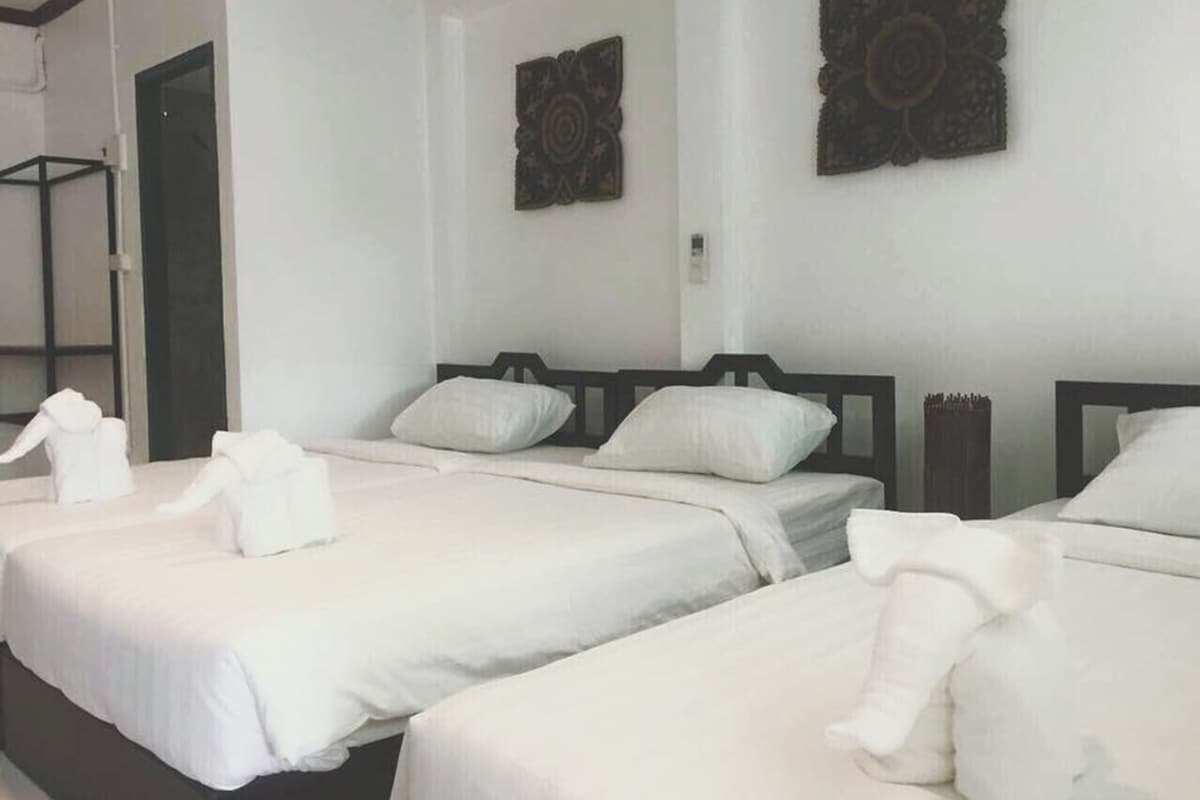 Habitación triple familiar, 3 camas individuales | Ropa de cama de alta calidad y colchones con acolchado adicional