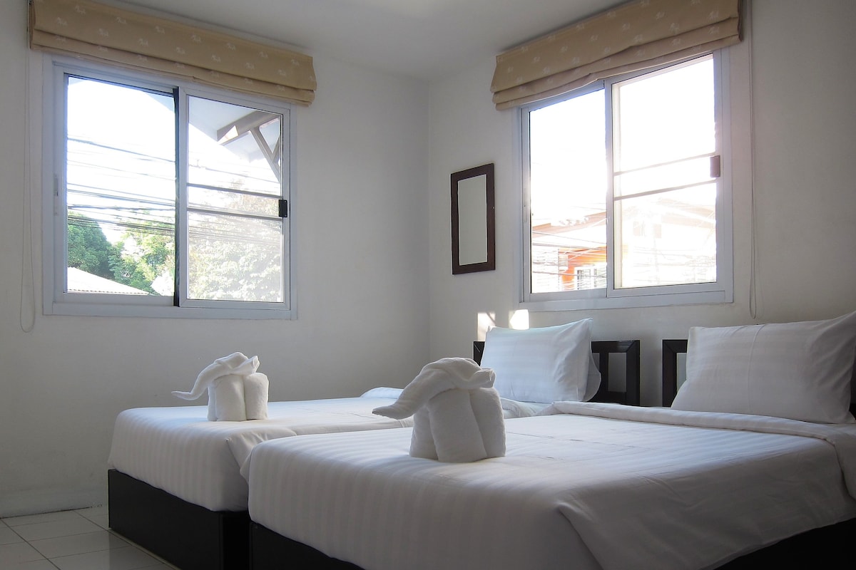 Habitación superior con 2 camas individuales | Ropa de cama de alta calidad y colchones con acolchado adicional