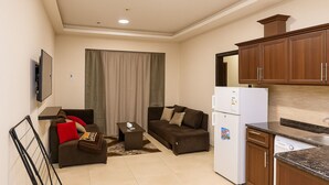 Apartemen Deluks, 1 kamar tidur, pemandangan kota | Area keluarga | Televisi LED 42-inci dengan saluran TV satelit dan TV