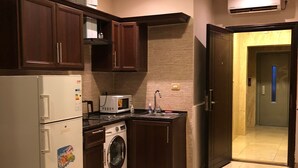 Apartemen Deluks, 1 kamar tidur, pemandangan kota | Dapur pribadi | Lemari es besar, microwave, kompor, dan ketel listrik