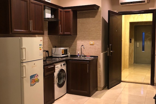 Appartement Deluxe, 1 chambre, vue ville | Cuisine privée | Grand réfrigérateur, micro-ondes, plaque de cuisson