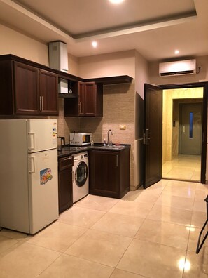 Deluxe Apartment, 1 Bedroom, City View | Private kitchen - Panda Hotel Apartments (Amman)