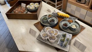 Ein reichhaltiges Buffet mit verschiedenen Speisen und Getränken.