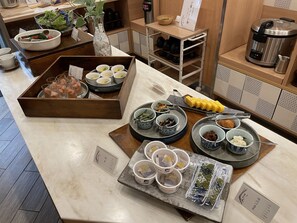 每日供应自助式早餐（每人 JPY 1500）