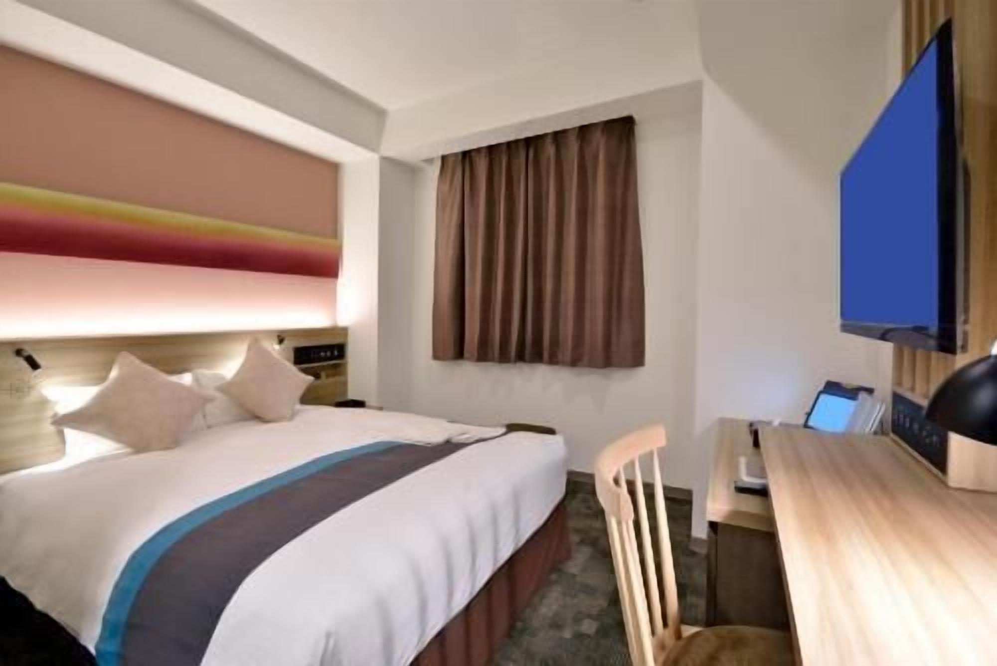 Meja, kalis bunyi, seterika/papan seterika, Wi-fi percuma 