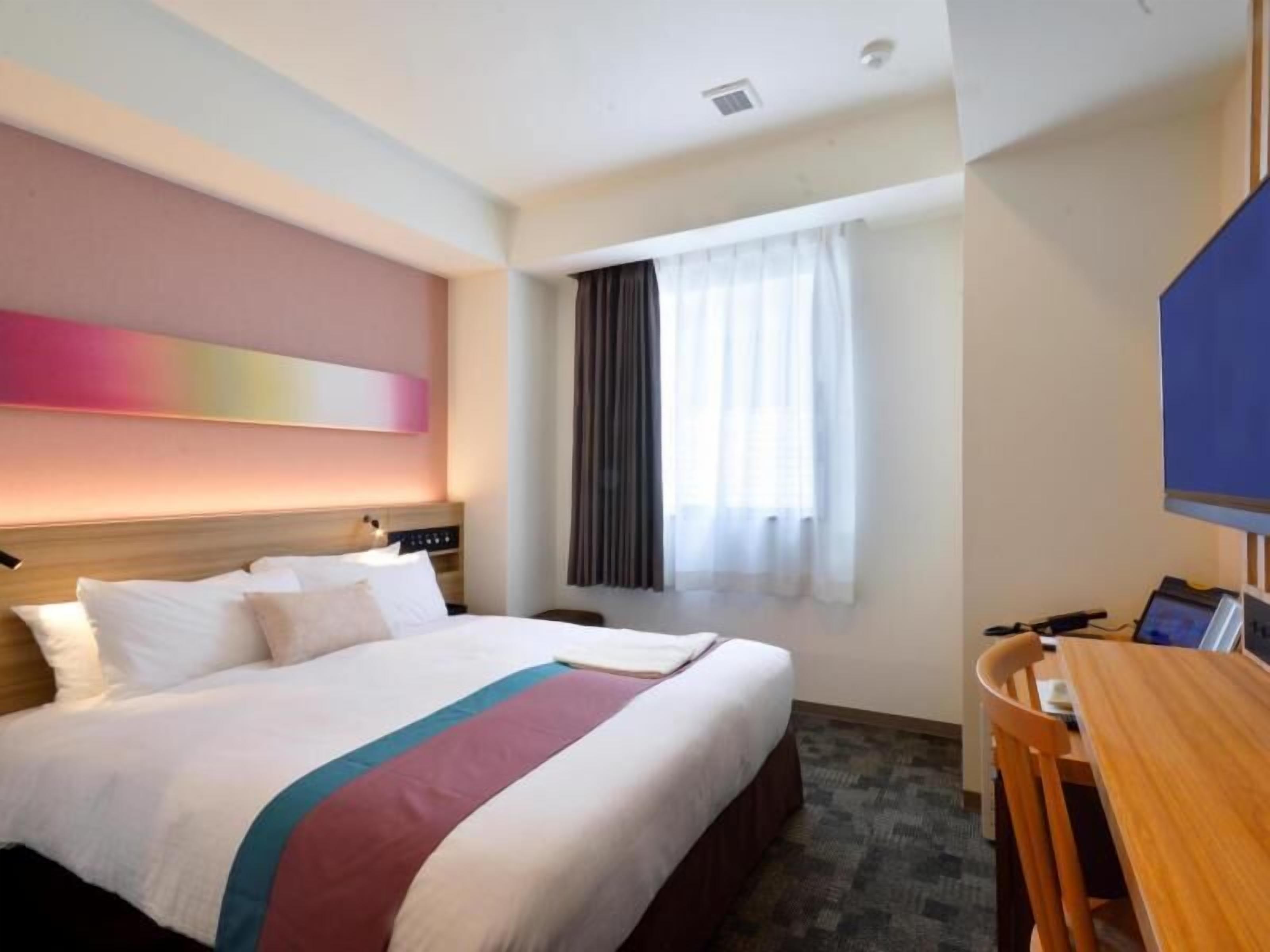 Meja, kalis bunyi, seterika/papan seterika, Wi-fi percuma 