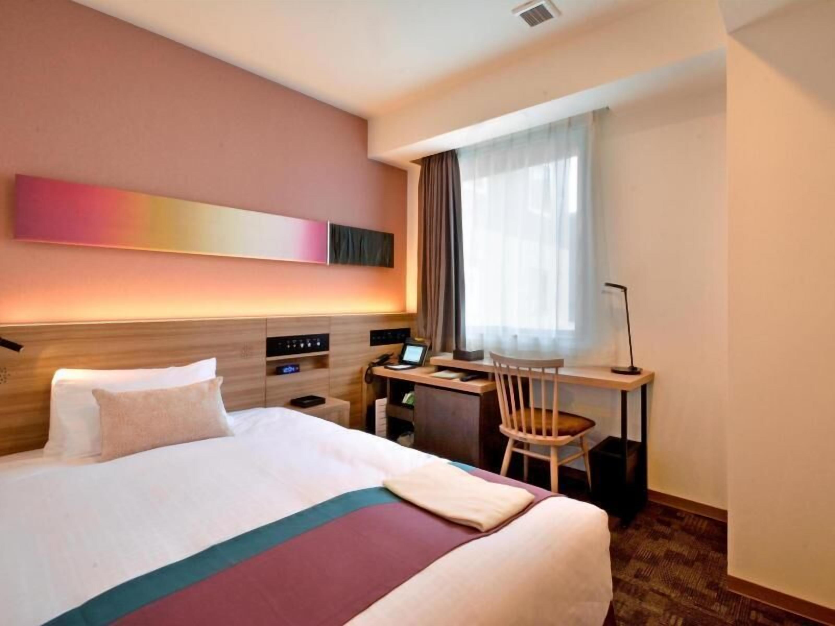 Meja, kalis bunyi, seterika/papan seterika, Wi-fi percuma 