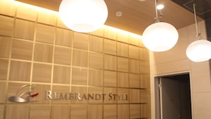 Een muur met een rasterpatroon en de tekst 'REMBRANDT STYLE' plus een logo.