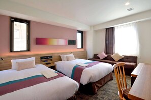 Habitación triple Grand, no fumadores | Escritorio, sistema de insonorización, tabla de planchar con plancha