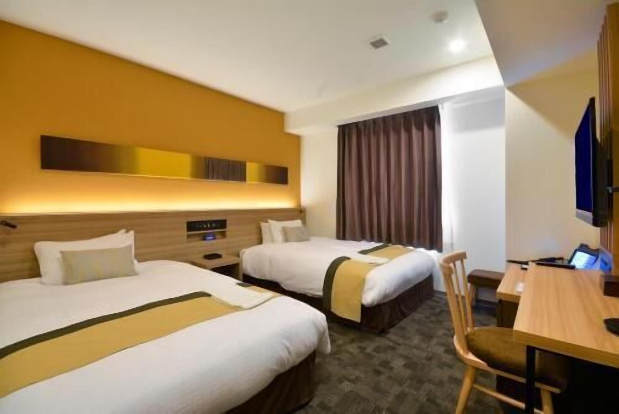 Meja, kalis bunyi, seterika/papan seterika, Wi-fi percuma 