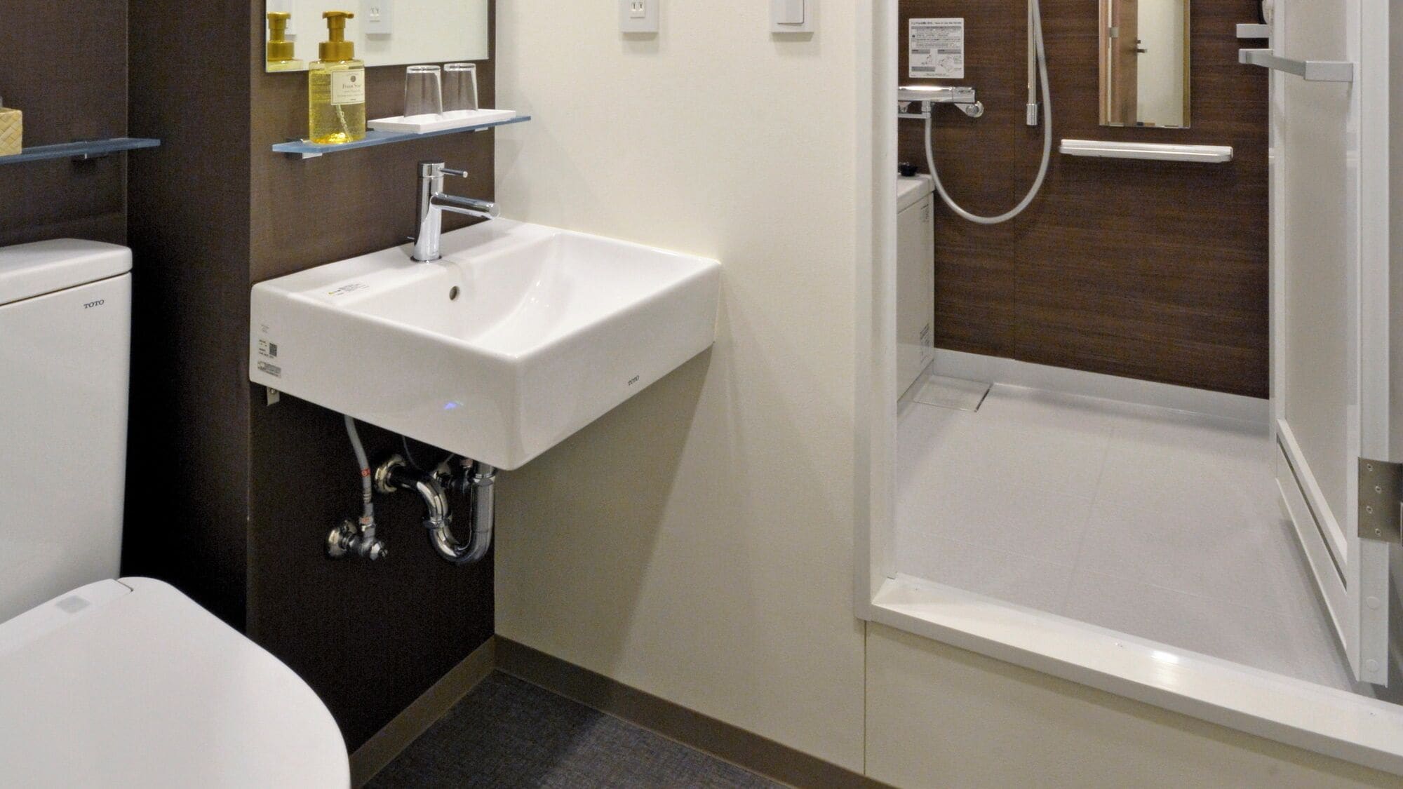 combined shower/bathtub, free toiletries, hair dryer, slippers