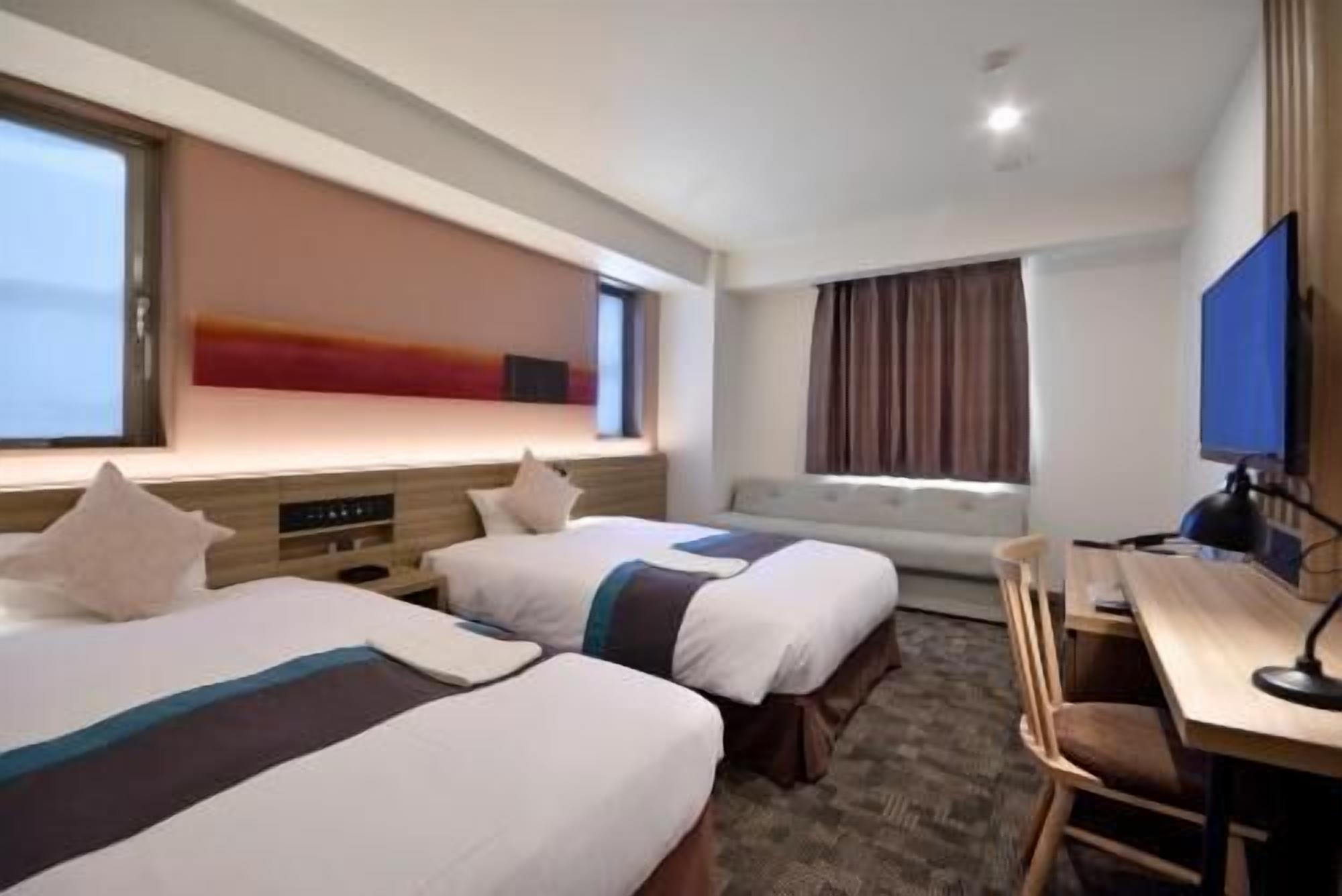 Meja, kalis bunyi, seterika/papan seterika, Wi-fi percuma 