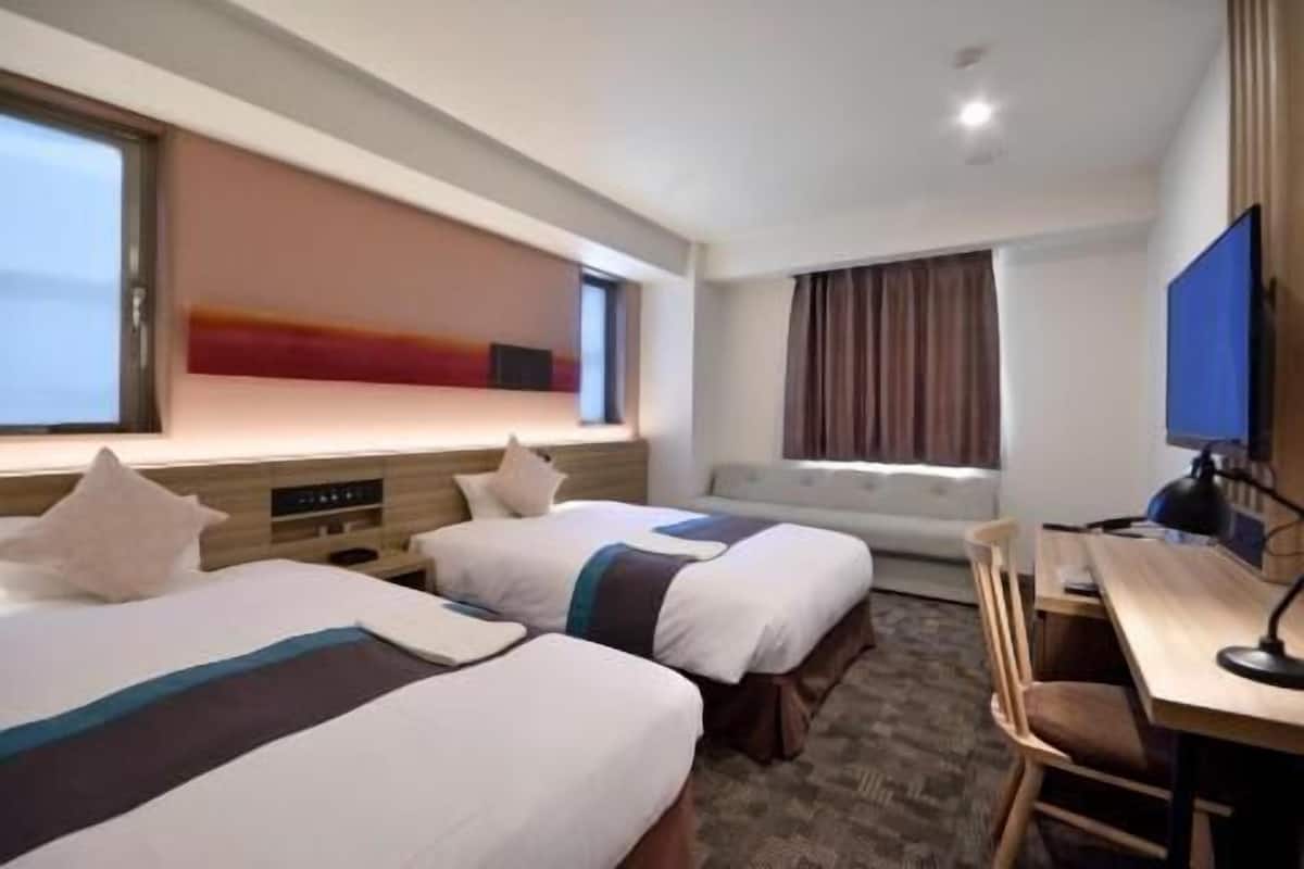 Escritorio, insonorización, tabla de planchar con plancha y wifi gratis