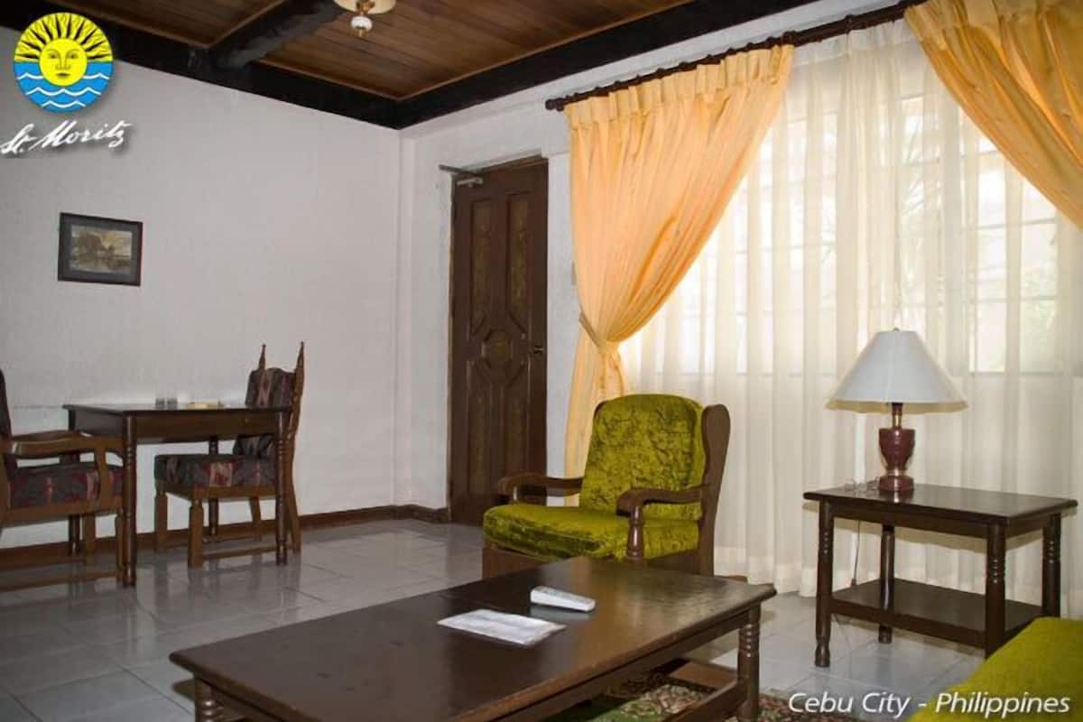 Deluxe Twin Room | Living area | Flat-screen TV