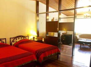 Deluxe Twin Room | Minibar, in-room safe, desk, free WiFi