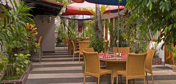 Breakfast, lunch, dinner served; local and international cuisine 