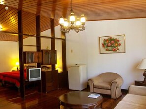 Deluxe Twin Room | Minibar, in-room safe, desk, free WiFi