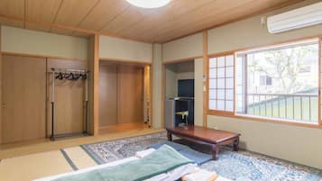 Japanese Style Room with private Bath/Toilet (10 tatami mats) | Free WiFi