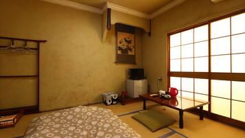 Una habitación tradicional japonesa con suelo de tatami, una cama futón, una mesita baja con un hervidor y una puerta corredera con diseño de cuadrícula.