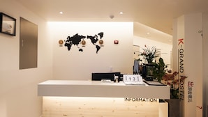 A reception desk with a world map, a clock, and a calendar. - Seoul Grand Hostel Ewha Univ. (Seoul)