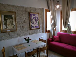 Departamento, 1 habitación | Área de sala de estar | Televisión de pantalla plana 