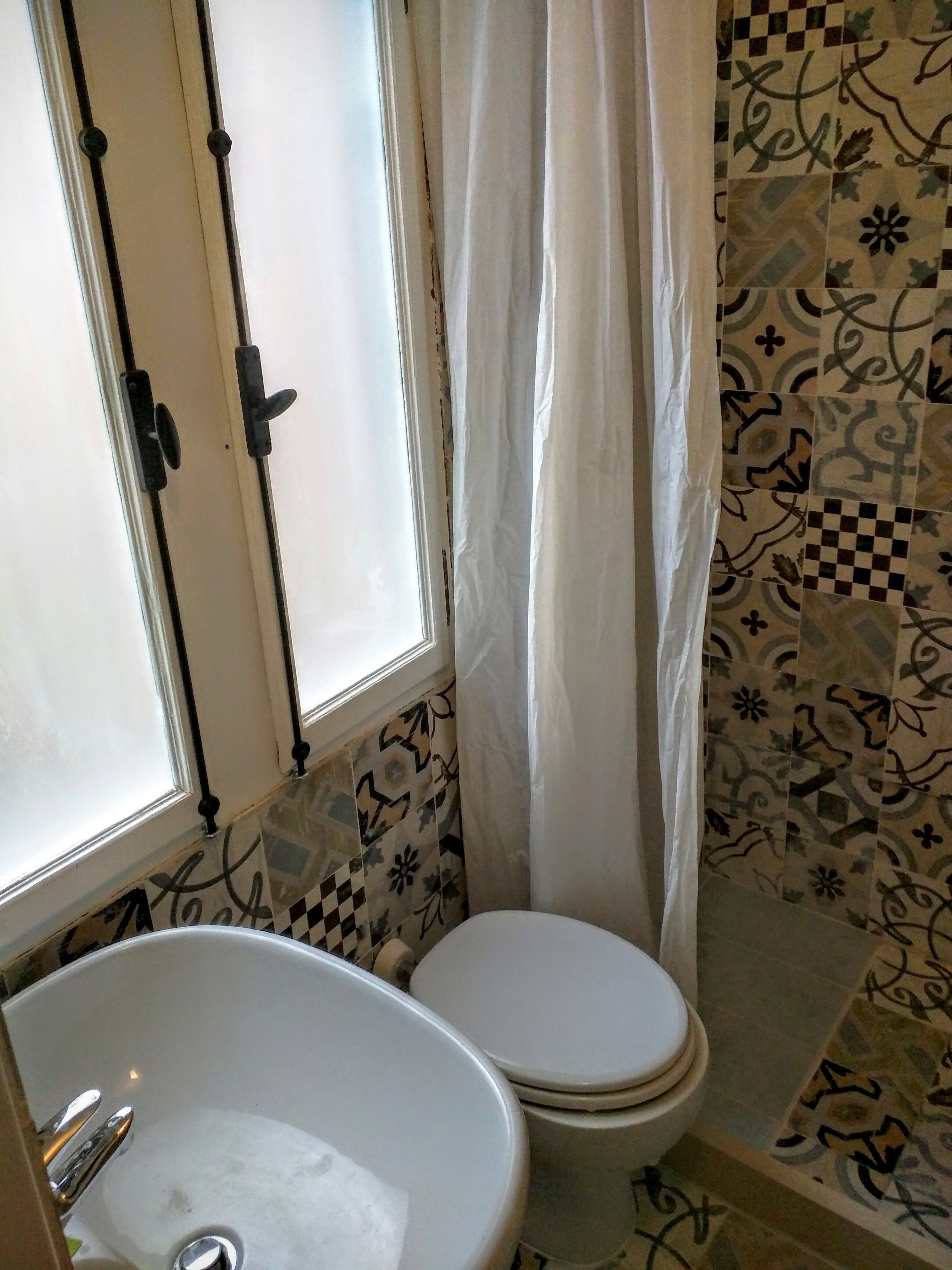 Ein Badezimmer mit Waschbecken, Toilette und Duschvorhang.