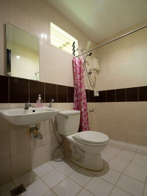 Chambre Quadruple Standard | Salle de bain