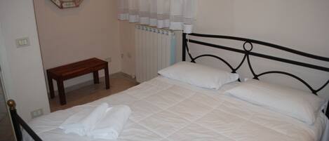 Apartment, 2 Schlafzimmer | 2 Schlafzimmer, laptopgeeigneter Arbeitsplatz, kostenloses WLAN