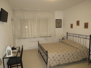 Classic Double Room, Ensuite | In-room safe, desk, soundproofing, free WiFi - B&B degli Artisti (Ravenna)