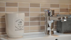 Classic Triple Room, Ensuite | Bathroom sink - B&B degli Artisti (Ravenna)