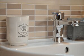 Classic-Dreibettzimmer, mit Bad | Waschbecken im Bad