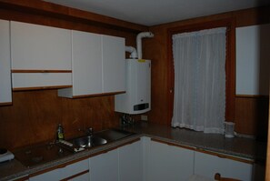 Peti sejuk, dapur, cerek elektrik 