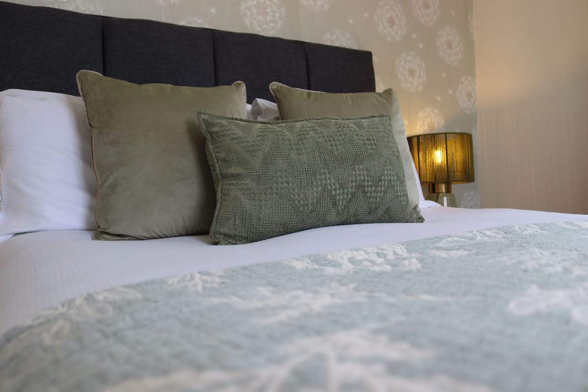 Premium Pet Friendly Room | 1 bedroom, premium bedding, iron/ironing board, free WiFi