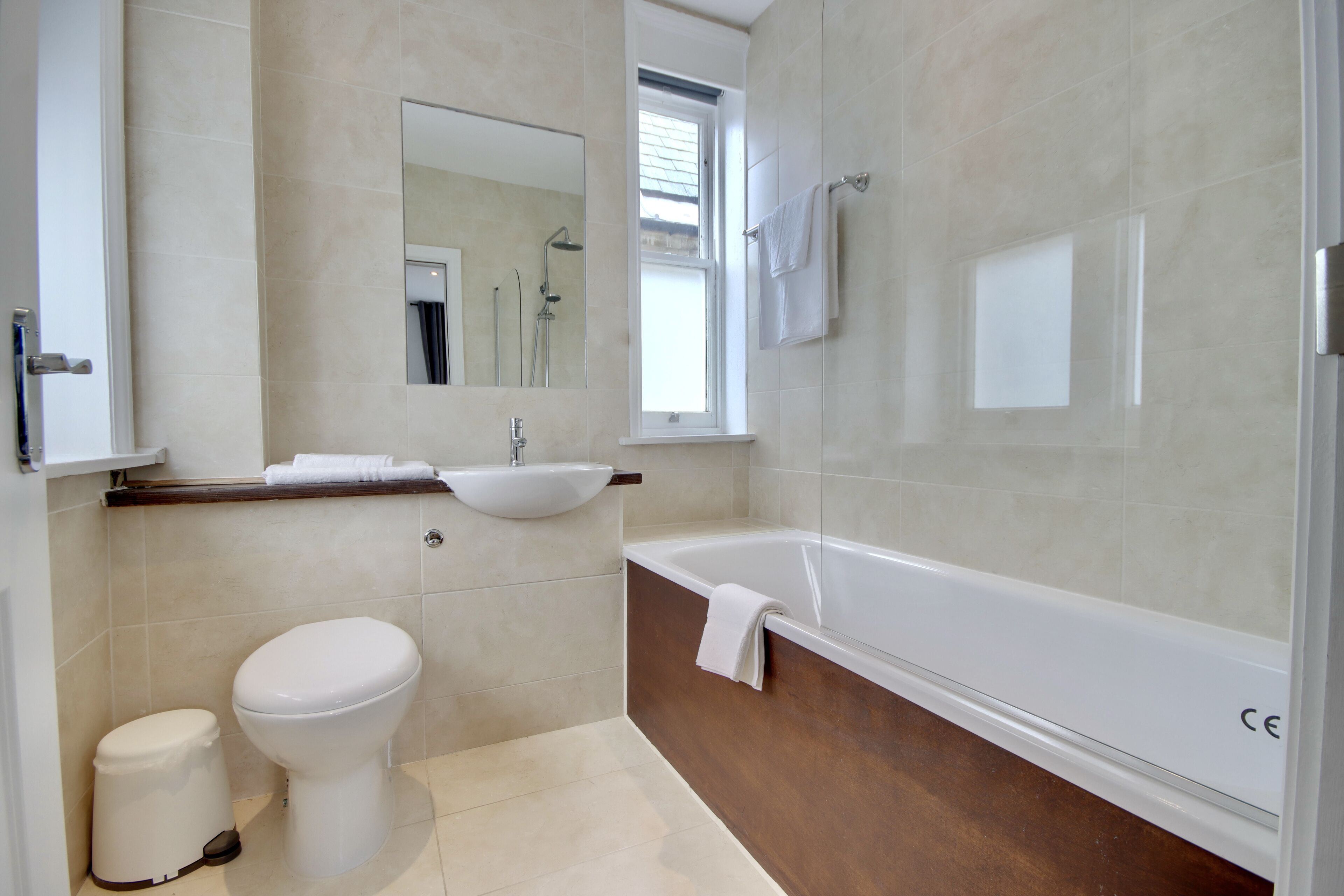 Un baño moderno con inodoro, lavamanos y bañera.