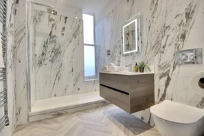 Luxury Suite | Bathroom | Towels, soap, shampoo, toilet paper