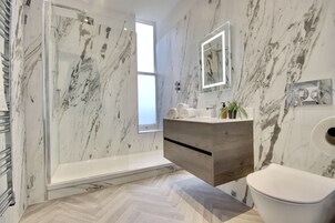 Luxury Suite | Bathroom | Towels, soap, shampoo, toilet paper