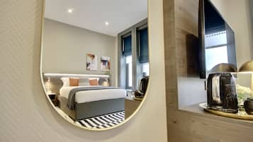 Chambre Luxe | Literie de qualité supérieure, fer et planche à repasser, Wi-Fi gratuit