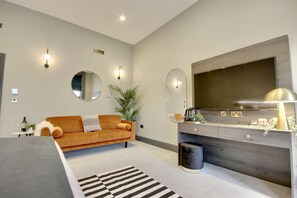 奢华客房 | 高档床上用品、熨斗/熨板、免费 WiFi、床单