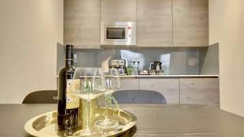 Luxury Suite | Private kitchen | Coffee/tea maker, electric kettle