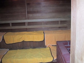 A room with wooden walls and benches. - Lakeside Sakuraoka (Kenbuchi)