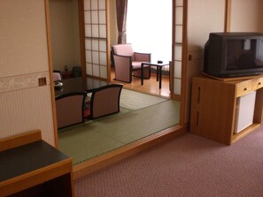 Habitación (Japanese Western Style) | Área de sala de estar | Televisión 