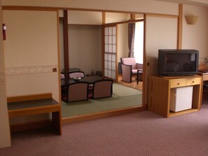 Zimmer (Japanese Western Style) | Wohnbereich | Fernseher