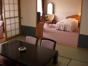 Habitación (Japanese Western Style) | Área de sala de estar | Televisión 